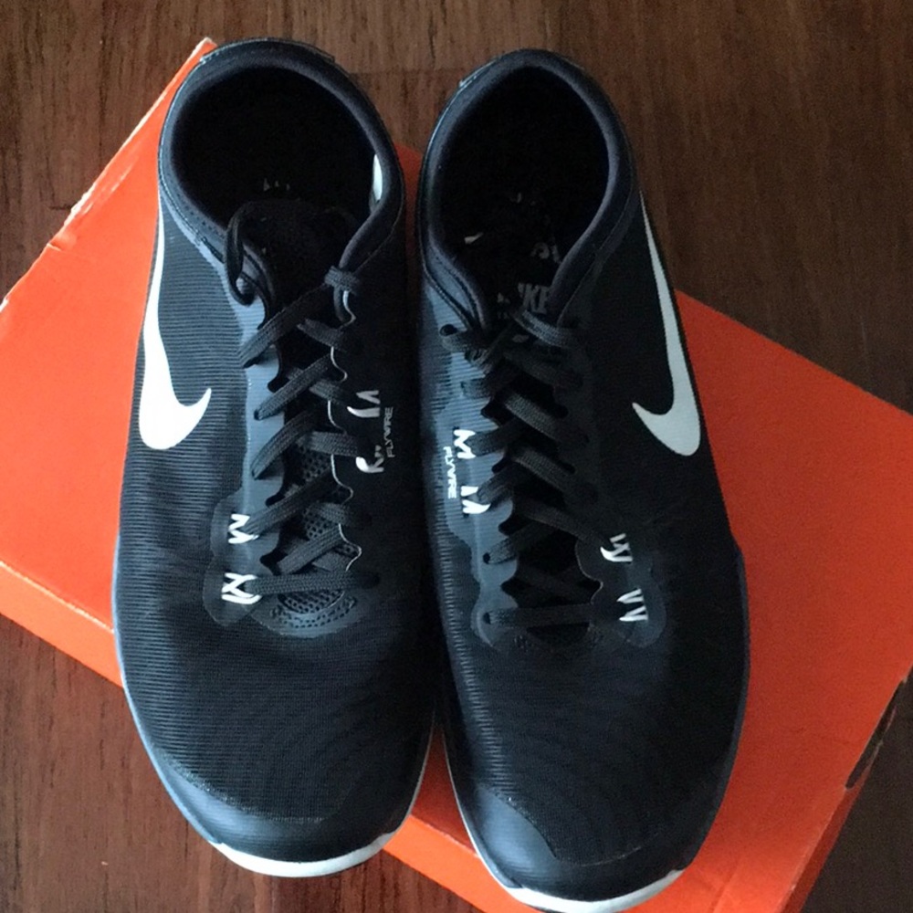 Nike Athletic Shoes Size 9 Blk& Wh Nike.